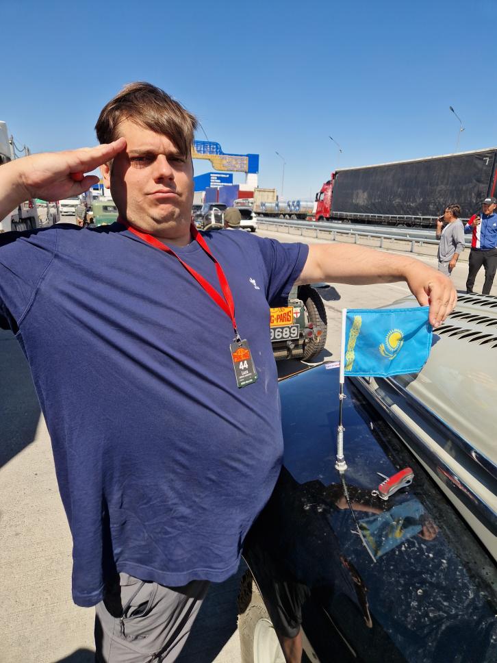 Luca beim Montieren der kasachischen Flagge beim Grenzübertritt